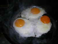 Fried_eggs_up_close