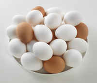 Brown_and_white_eggs_in_bowl